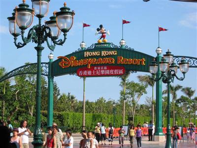 hk.disneyland.entrance.jpg