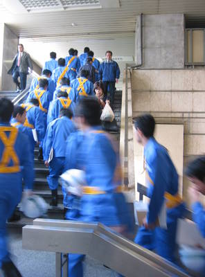 japan.men.in.blue.uniforms.20050404.jpg