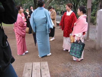 kyoto.women.in.kimonos.jpg