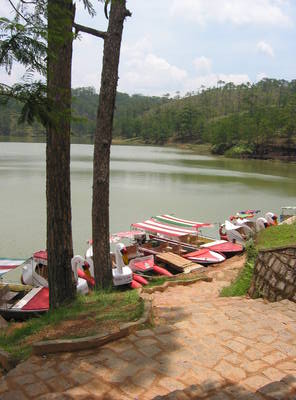 dalat.lake.with.duck.boats.jpg