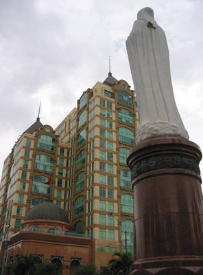 saigon.statue.hsbc.bldg.jpg